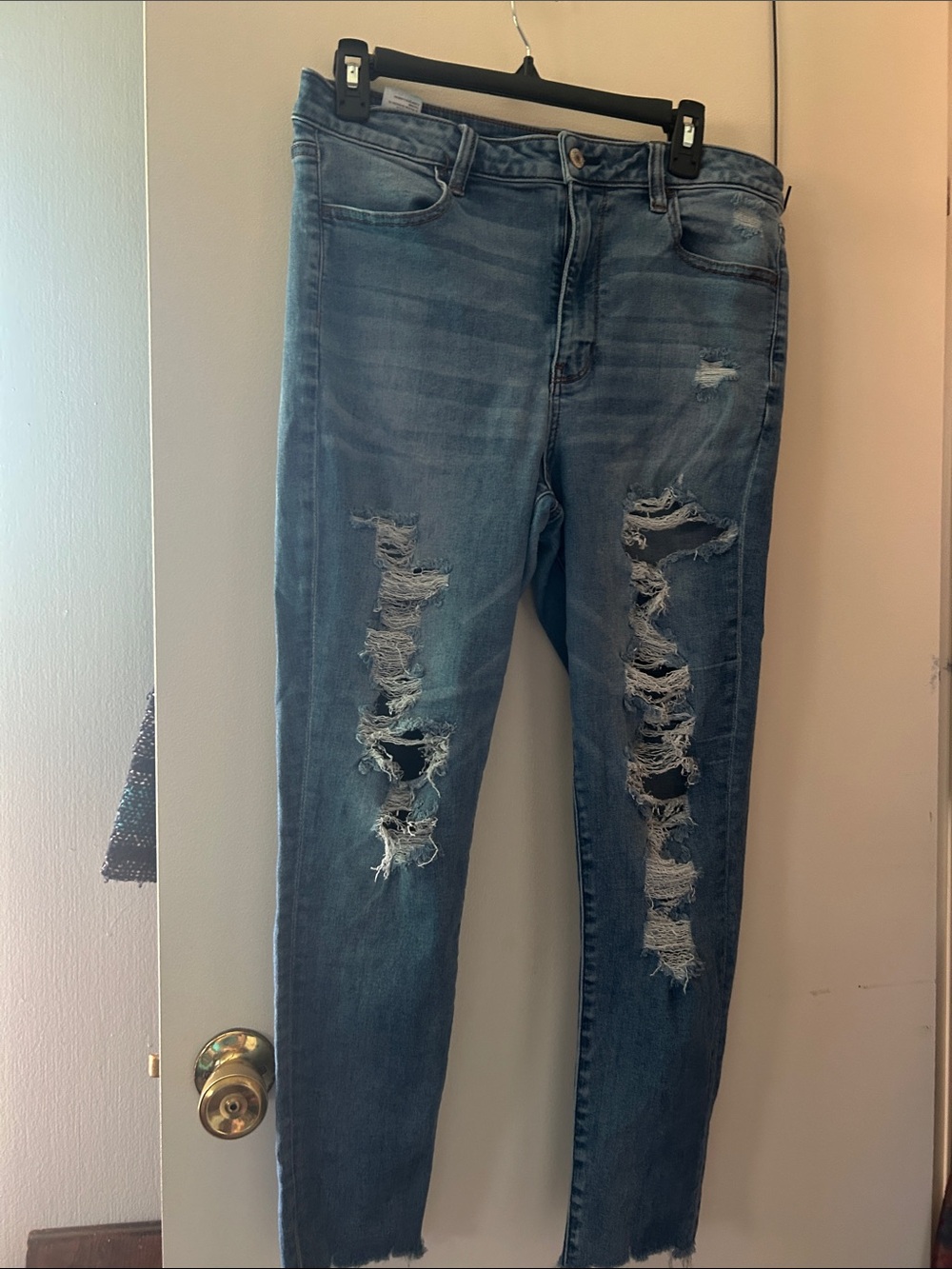 American eagle Women’s Distressed Blue Denim Jeans